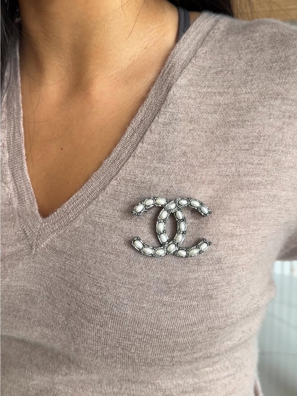 CHANEL Silver CC Logo Brooch with White Pearls - Picture 2 of 6